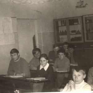 77. Uczniowie klasy VII w klasopracowni matematyczno-fizycznej. Rok szkolny 1971/72.