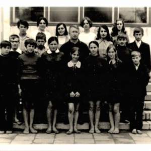 74. Uczniowie klasy VII z nauczycielami. Rok szkolny 1970/71.