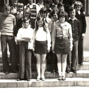 89. Uczniowie klasy VIII z wychowawczynią w roku szkolnym 1976/77.