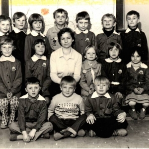 118. Uczniowie klasy I z nauczycielką Barbarą Jankowską w roku szkolnym 1980/81.