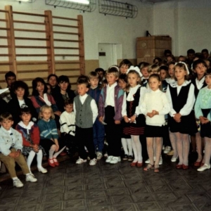 194. Zaciekawiona społeczność uczniowska wraz z rodzicami ( 1 września 1995 r.)