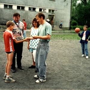 216. Uczeń klasy IV odbiera gratulacje i dyplom z rąk dyrektora W. Wielesika. Rok szkolny 1995/96.