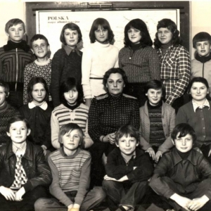 122. Uczniowie klasy VI z wychowawcą Lucyną Patalas w roku szkolnym 1980/81.