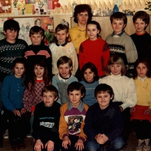 141. Uczniowie klasy IV z wychowawcą D. Witkowską w roku szkolnym 1991/92.