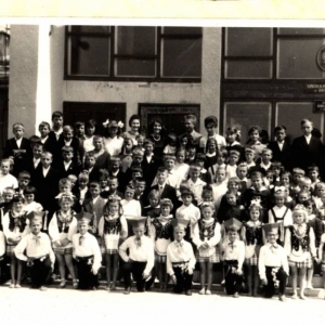 57. Uczniowie szkoły wraz z nauczycielami. Rok szkolny 1964/1965.