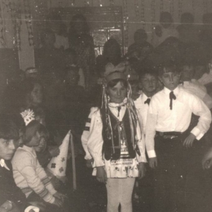 83.  Kółko taneczne przygotowuje się do wykonania "Krakowiaka". Rok szkolny 1973/74.