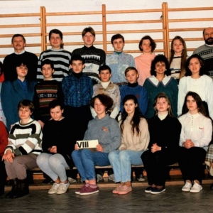 185. Uczniowie klasy VIII z dyrektorem szkoły, wychowawcą i nauczycielami. Rok szkolny 1994/95.