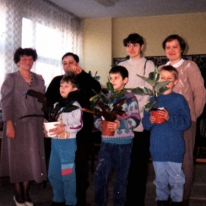 208. Zwycięzcy I miejsca wraz z opiekunami oraz A. Muzyczuk - organizatorem (9 grudnia 1995 r.)