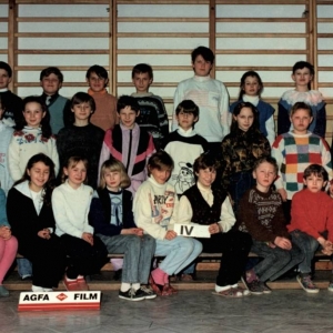 166. Uczniowie klasy IV z wychowawcą Ewą Folusiewicz  w roku szkolnym 1993/94.