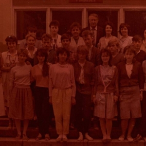 134. Klasa VIII wraz z nauczycielami w roku szkolnym 1987/88.