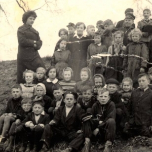 41. Grupa dzieci z nauczycielką Majkowską Kazimierą.Zdjęcie wykonane na skarpie (czerwiec 1959 r.) 