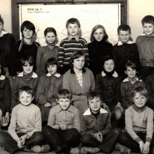 120. Uczniowie klasy IV z wychowawcą Ireną Stypułowską w roku szkolnym 1980/81
