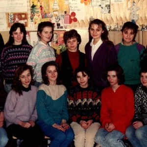 145. Uczniowie klasy VIII z wychowawcą D. Mikrut w roku szkolnym 1991/92.