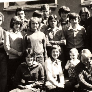 93. Uczniowie klasy VIII z wychowawczynią Barbarą Jankowską i jej synkiem Maćkiem w roku szkolnym 1976/77