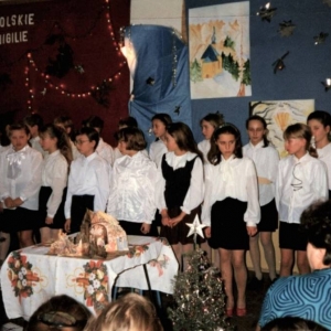 182. Uczniowie podczas występów związanych ze świętami Bożego Narodzenia (21 grudnia 1994 r.) 