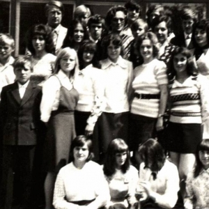 85.Uczniowie klasy VIII z nauczycielami i dyrektorem szkoły Zbigniewem Lewickim w roku szkolnym 1975/76.
