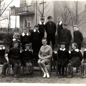 63. Klasa III w roku szkolnym 1969/70 z wychowawczynią Krystyną Pawłowską.