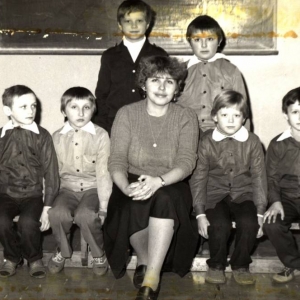 127. Uczniowie klasy I z wychowawcą K. Ługowską w roku szkolnym 1982/83.