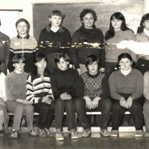 125. Uczniowie klasy VIII z wychowawcą L. Patalas w roku szkolnym 1982/83.