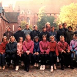 177. Uczniowie klasy VI i VII wraz z wychowawcą podczas wycieczki do Malborka (22 października 1994 r.)