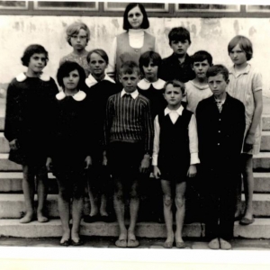 71. Uczniowie klasy IV z wychowawczynią Krystyną Pawłowską. Rok szkolny 1970/71.