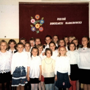 158. Grupa dzieci biorących udział w montażu słowno-muzycznym. Rok szkolny 1993/94.