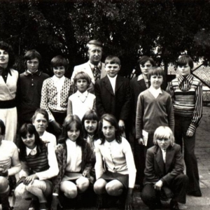 86. Uczniowie klasy VII z wychowawcą i dyrektorem szkoły Zbigniewem Lewickim oraz nauczycielką Wacławą Lewicką w roku szkolnym 1975/76.