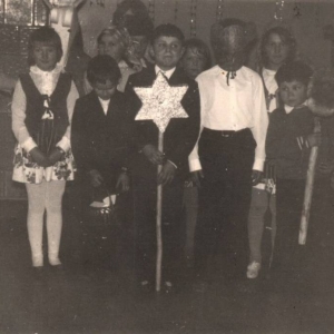 82.Grupa uczniów w przedstawieniu na choince noworocznej. Rok szkolny 1973/74.