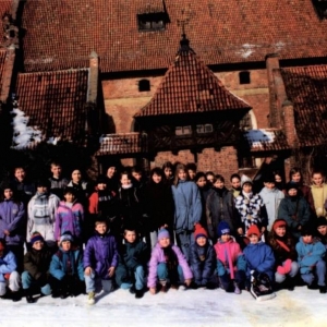 207. Pamiątkowe zdjęcie na tle zamku Krzyżackiego w Malborku. Rok szkolnym 1995/96.
