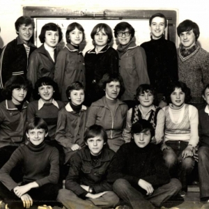 123. Uczniowie klasy VII z wychowawcą Danutą Witkowską w roku szkolnym 1980/81.