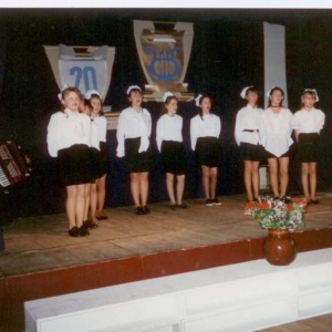 28. Uczniowie SP w Brudzędach podczas występu, 25 marzec 1995 r.